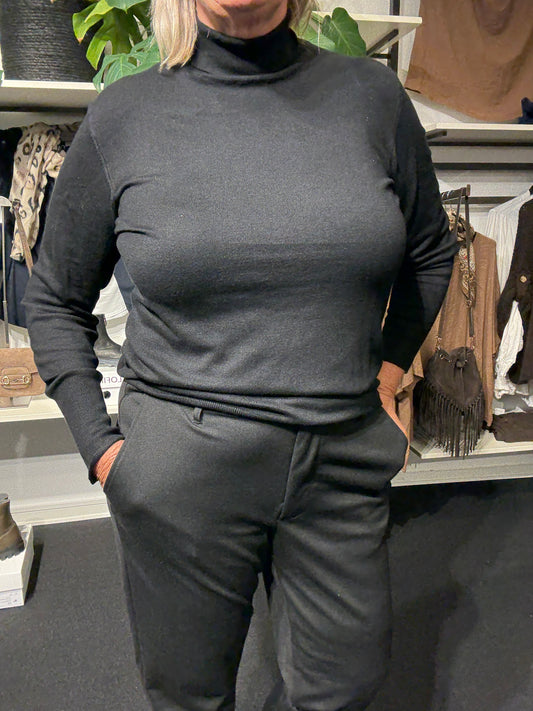 Rullekrave strik i sort dejlig blød kvalitet som sidder tæt ,jeg har sat en betty tshirt under i den lys blå. plussize strik pullover.