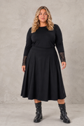 WA-STELLA 24 sort langærmet T-shirt til dame med rund hals og elegante blondedetaljer ved ærmerne.
