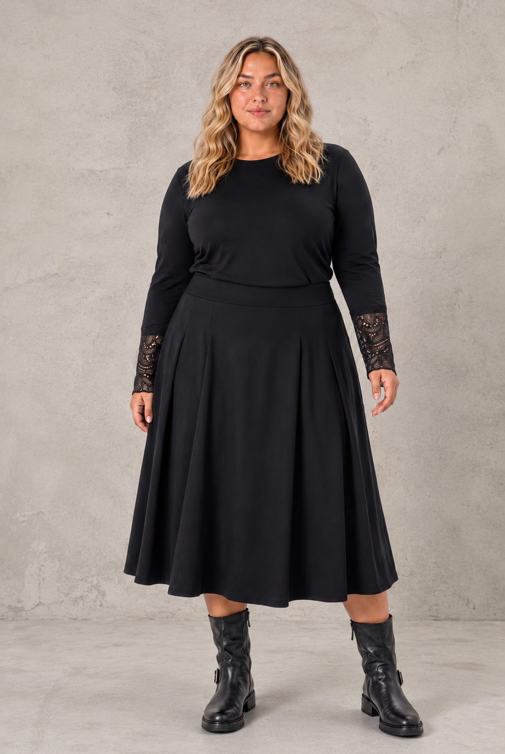 WA-STELLA 24 sort langærmet T-shirt til dame med rund hals og elegante blondedetaljer ved ærmerne.
