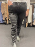 Adia-jeans med høj talje og let stræk, designet til plus size kvinder for optimal komfort, smigrende pasform og bevægelsesfrihed.