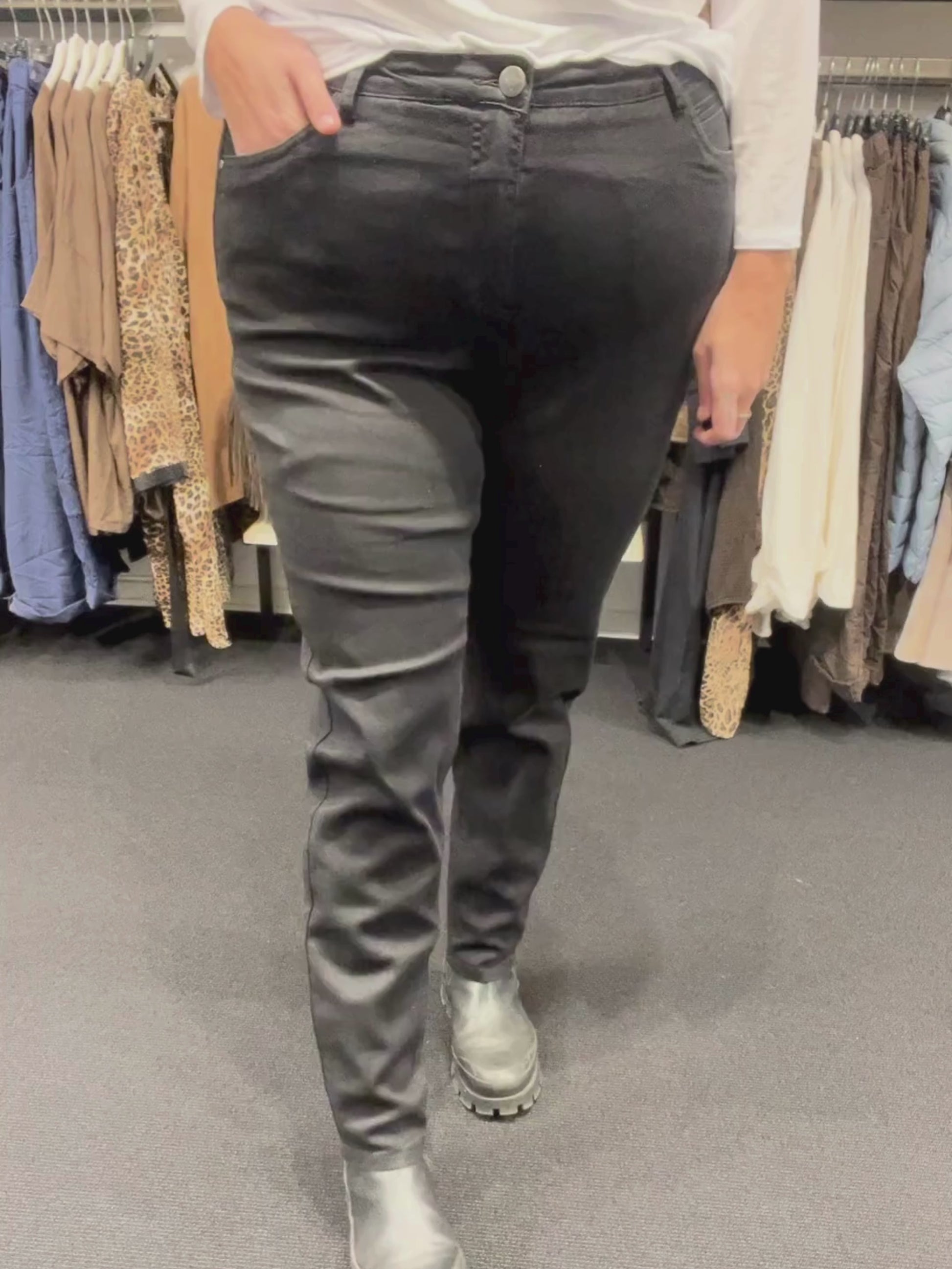 Adia-jeans med høj talje og let stræk, designet til plus size kvinder for optimal komfort, smigrende pasform og bevægelsesfrihed.