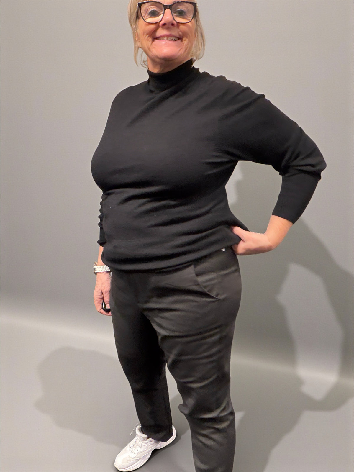 smart buks som fungerer godt til både hverdag og fest grundet det klassiske look med en skræddersyet stil. Den er med både lynlåslukning og bæltestropper.