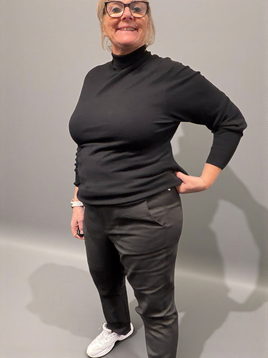 smart buks som fungerer godt til både hverdag og fest grundet det klassiske look med en skræddersyet stil. Den er med både lynlåslukning og bæltestropper.