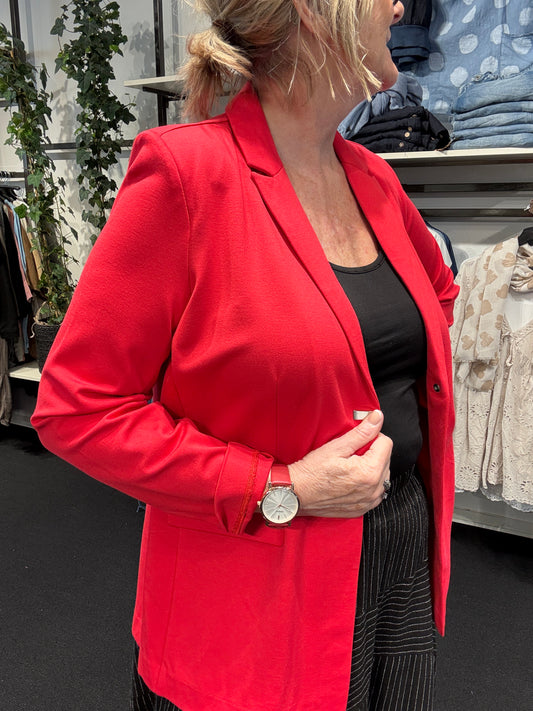 Rød blazer fra only carmakoma som er i plusstørrelser sigensgaard.dk