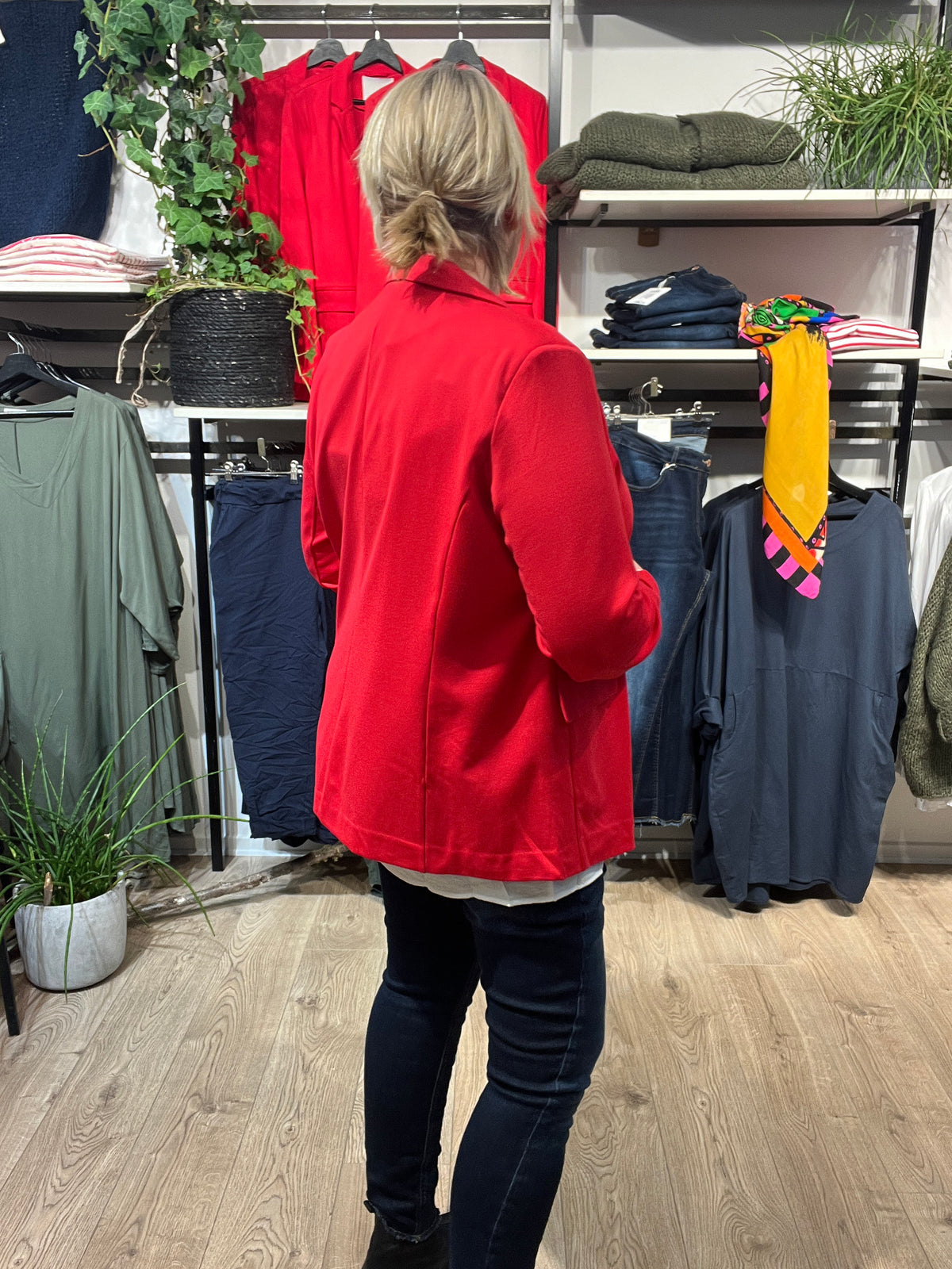 Rød blazer fra only carmakoma som er i plusstørrelser sigensgaard.dk