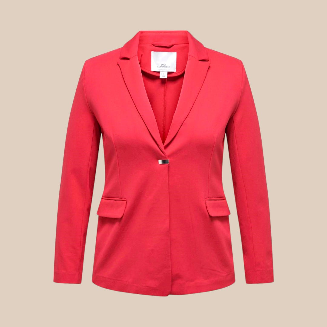 Rød blazer fra only carmakoma som er i plusstørrelser sigensgaard.dk