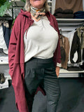 Smart plus size cardigan med lynlås og hætte. Den fås fra en str. 42 til og med str. 58. Den er fra Wasabi.
