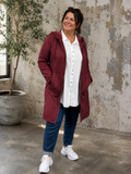Smart plus size cardigan med lynlås og hætte. Den fås fra en str. 42 til og med str. 58. Den er fra Wasabi.