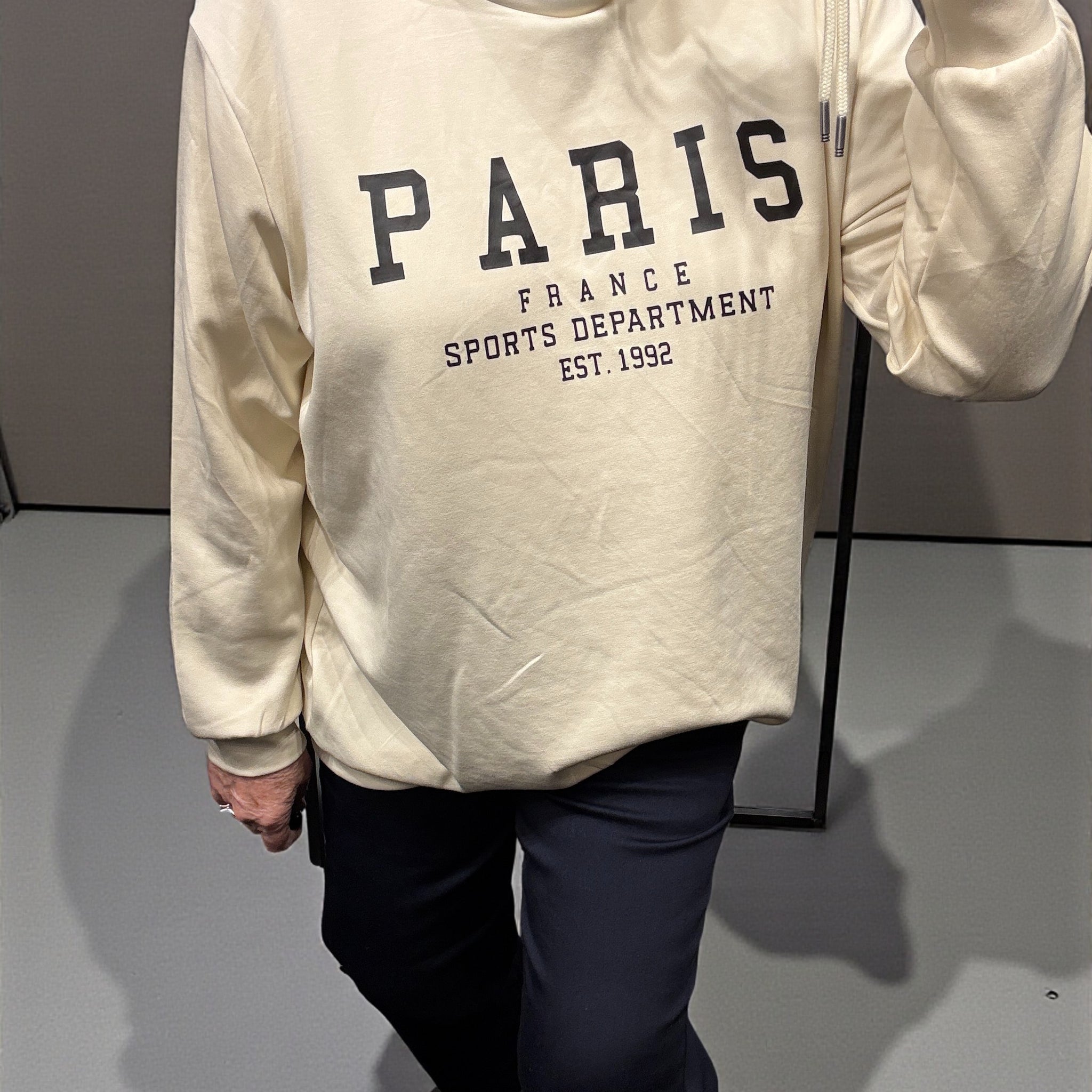 Lækker hoodie til plus size kvinden der ønsker ultimativ komfort. Den er fra Wasabi og går op til en str. 58.