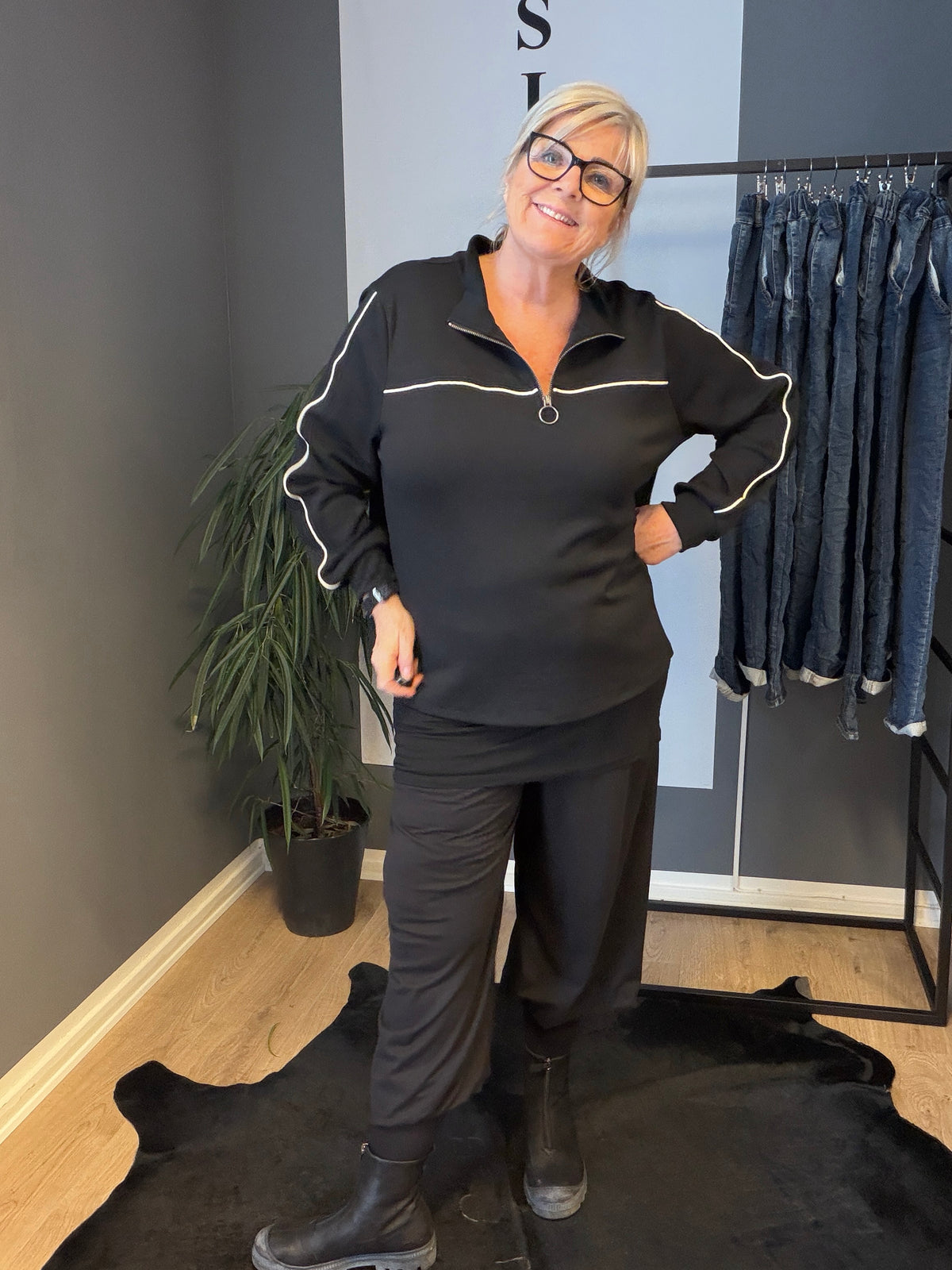 Sabina 88 er en sporty og smart favorit til pluspiger. Med sin flatterende pasform og ekstra længde på 88 cm får du komfort, bevægelsesfrihed og et stilrent look – perfekt til både hverdag og afslapning.