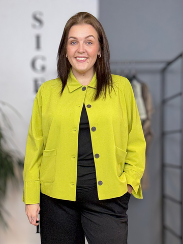 Moderne jakke med klassisk krave, knaplukning foran og frontlommer i struktureret kvalitet med let stræk.