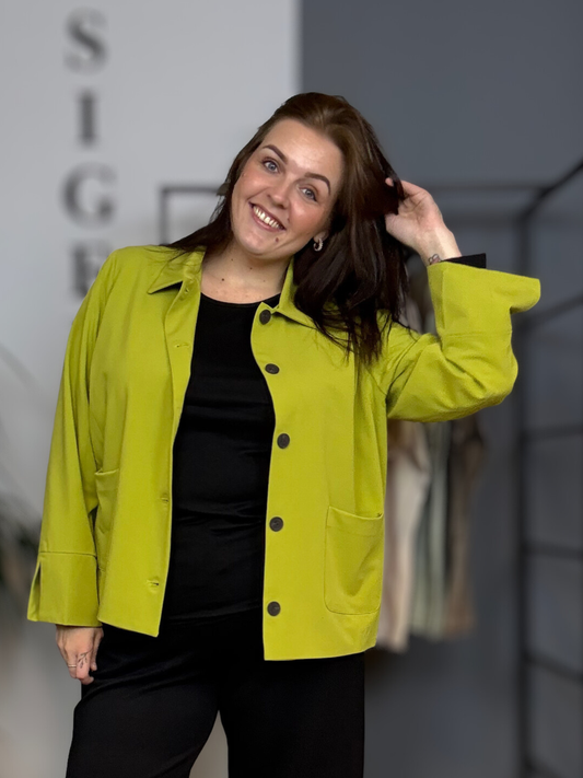 Moderne jakke med klassisk krave, knaplukning foran og frontlommer i struktureret kvalitet med let stræk.