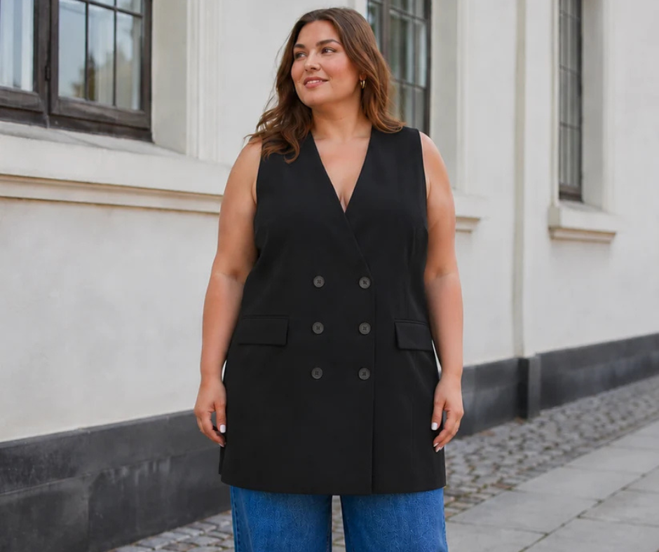 Smart vest til plus size kvinden som elsker trendy mode. Det er en ærmeløs vest som har en længde ned til ca. midten af låret(afhænger selvfølgelig af din højde). 

Billedet er genereret vha. AI. 