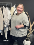 Plus size tunika i en lækker blød hør/viskose blanding, som du vil elske. Den er brugbar på mange måder, og kan bruges af de fleste grundet den gode facon. Den ses her i farven sand.