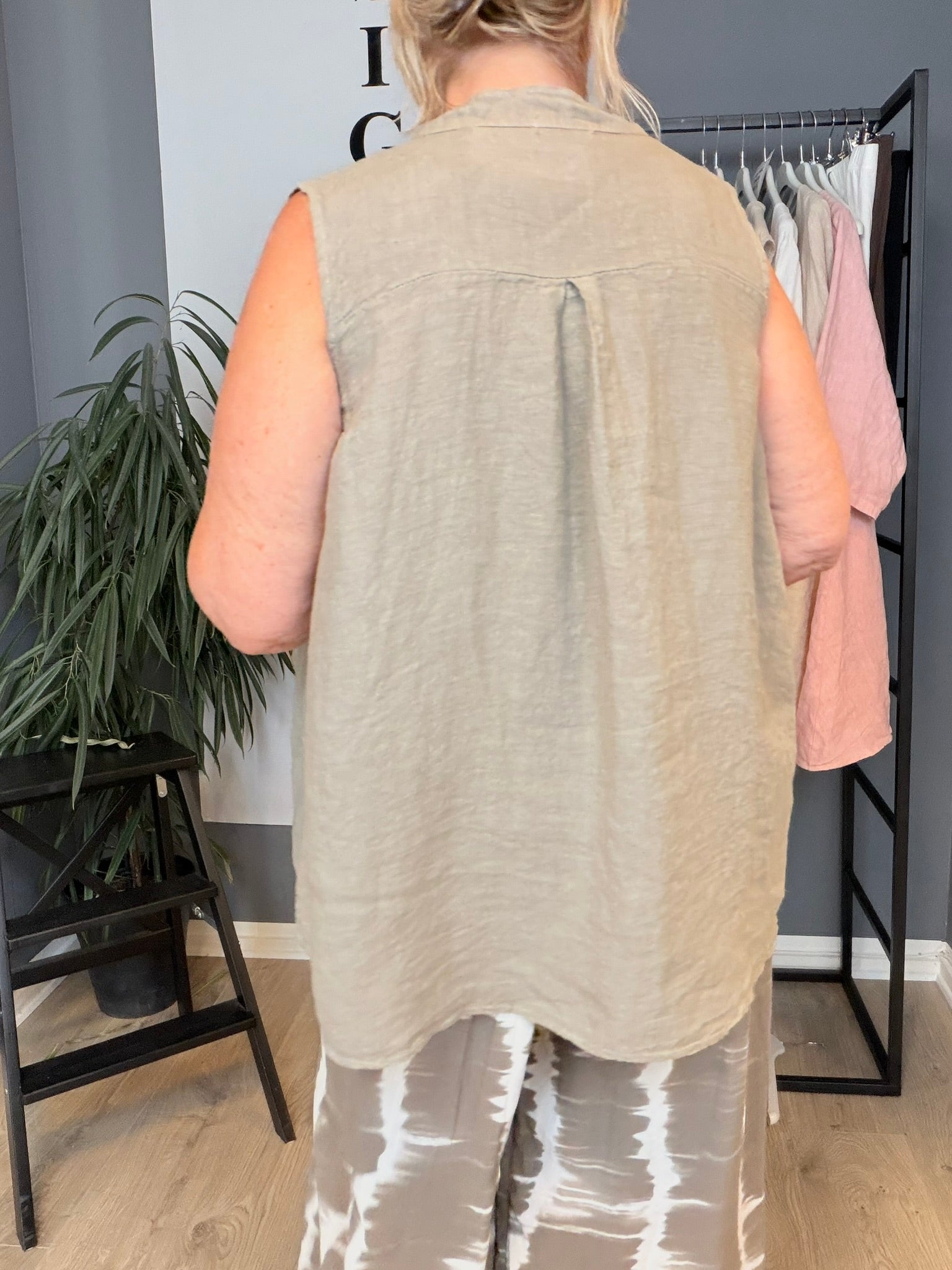 Anni plussize hørtopstolpe luking med knapper ned findes i 3 neutrale farver.