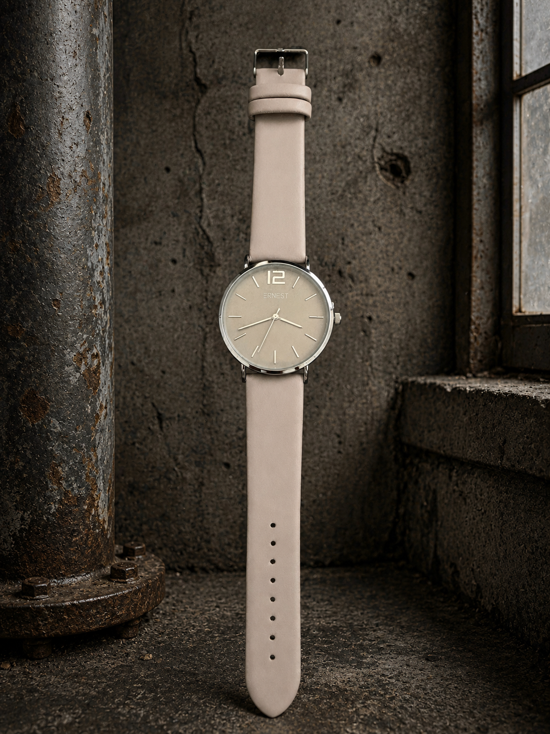 **Alt-tekst til webshop:**

**"Vinka dameur med minimalistisk design, rund urskive og blød rem. Elegant og stilrent armbåndsur, der passer perfekt til både hverdag og fest. Et tidløst tilbehør, som fuldender ethvert outfit."**
