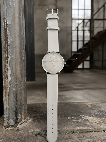 **Alt-tekst til webshop:**

**"Vinka dameur med minimalistisk design, rund urskive og blød rem. Elegant og stilrent armbåndsur, der passer perfekt til både hverdag og fest. Et tidløst tilbehør, som fuldender ethvert outfit."**
