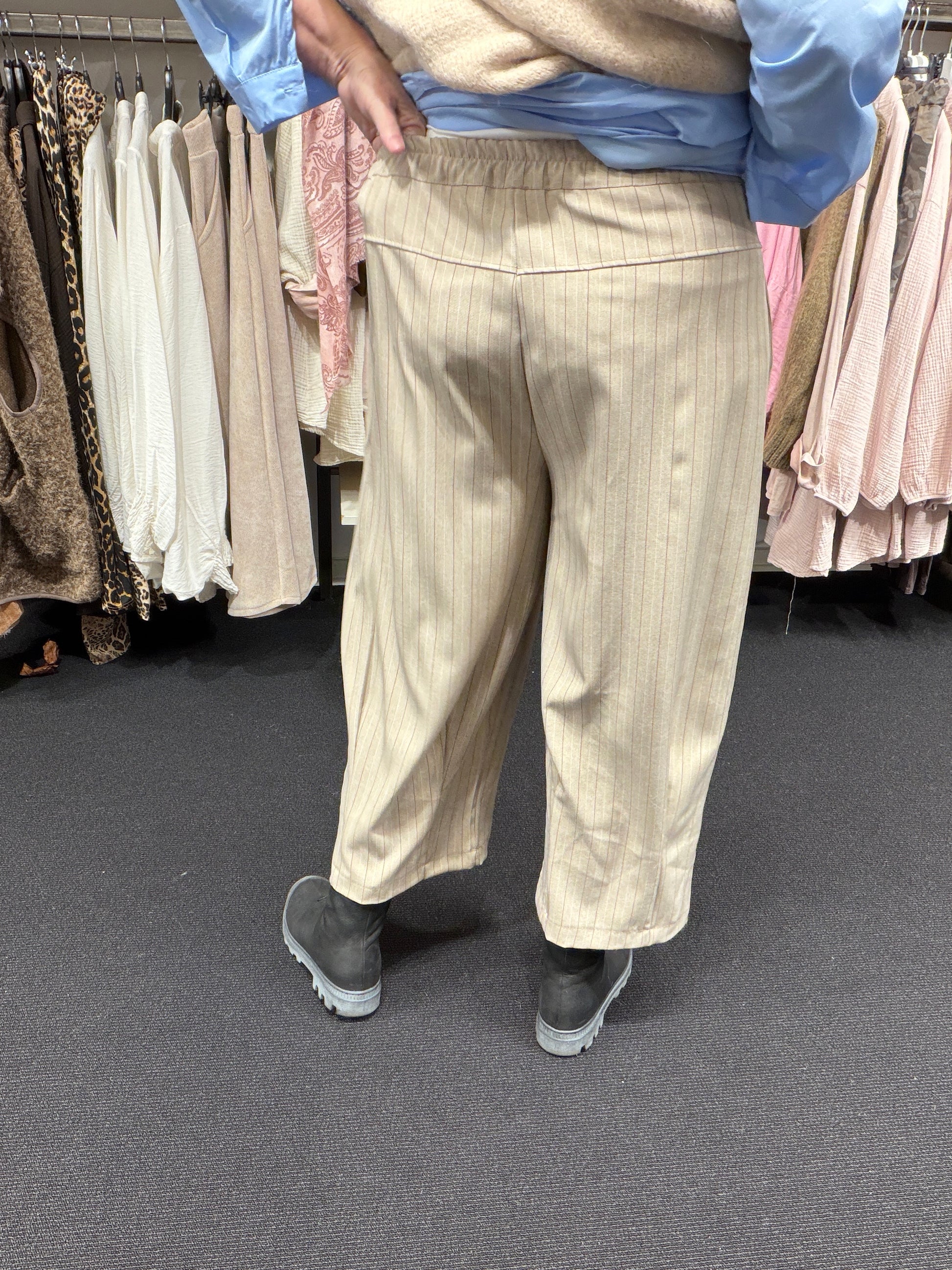 "Åse buks i blødt, komfortabelt stof med høj talje og lige ben, klassisk pasform, enkel og elegant design i neutral farve, perfekt til både hverdag og arbejde"