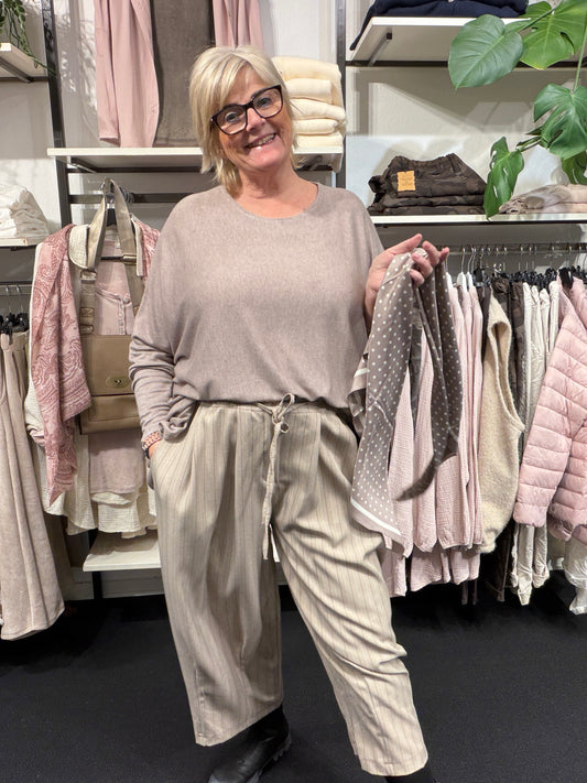 Åse buks i blødt, komfortabelt stof med høj talje og lige ben, klassisk pasform, enkel og elegant design i neutral farve, perfekt til både hverdag og arbejde