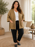 Sanne plus size kimono med åben front, store lommer og bindebælte. Den løse pasform gør kimonoen behagelig og nem at style over en T-shirt, top eller kjole. Perfekt til kvinder i plus size, der ønsker et afslappet og moderne look. Fås hos Sigensgaard.dk. billed er Ai generet.