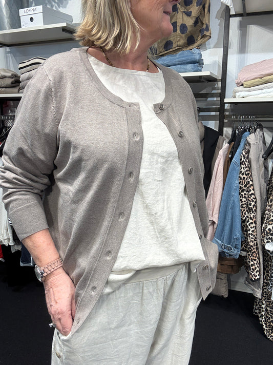 Sg 120 sandgaard kort cardigan til pluspiger fra sigensgaard.dk