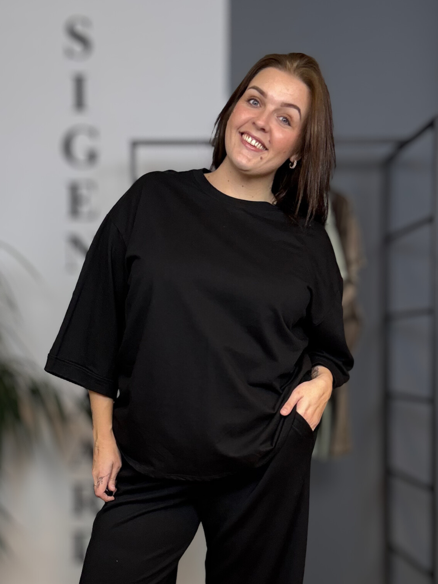 Skøn basic T-shirt, rund i hals og med 7/8 del langt ærme. Den kedelige vi ikke kan undvære.