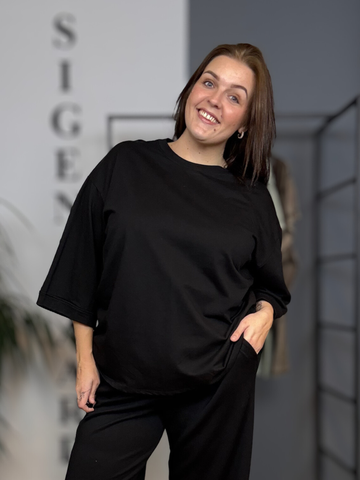 Skøn basic T-shirt, rund i hals og med 7/8 del langt ærme. Den kedelige vi ikke kan undvære.