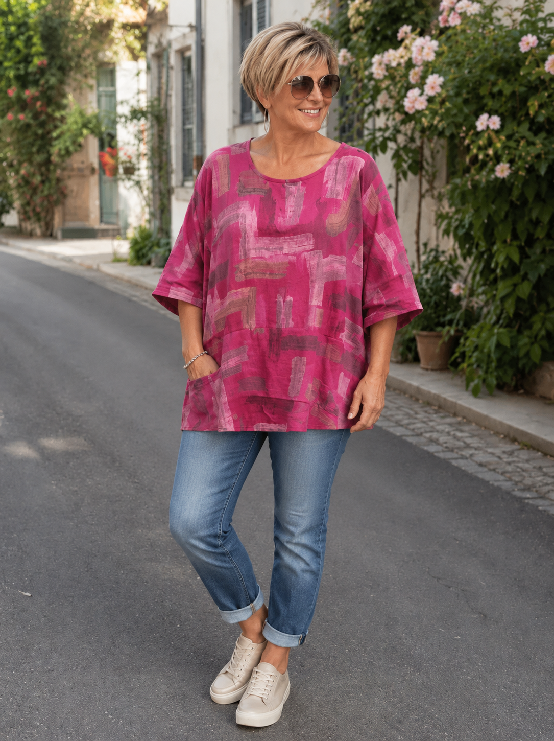 AI-genereret billede af Sille plussize bomuldstunika i let vævet bomuld med grafisk print, rund hals og lommer. Tunikaen vises på en plus-size model og fås i flere farver.
