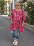 AI-genereret billede af Sille plussize bomuldstunika i let vævet bomuld med grafisk print, rund hals og lommer. Tunikaen vises på en plus-size model og fås i flere farver.