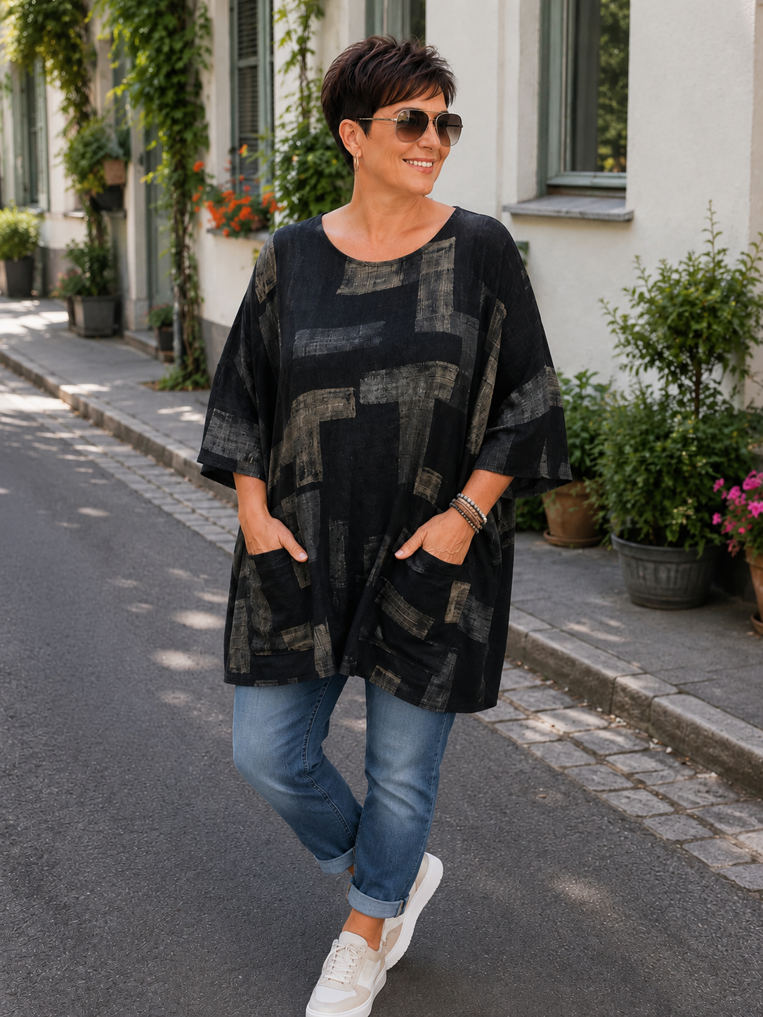 AI-genereret billede af Sille plussize bomuldstunika i let vævet bomuld med grafisk print, rund hals og lommer. Tunikaen vises på en plus-size model og fås i flere farver.