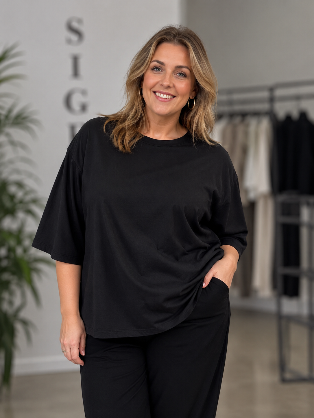 Skøn basic T-shirt, rund i hals og med 7/8 del langt ærme. Den kedelige vi ikke kan undvære.