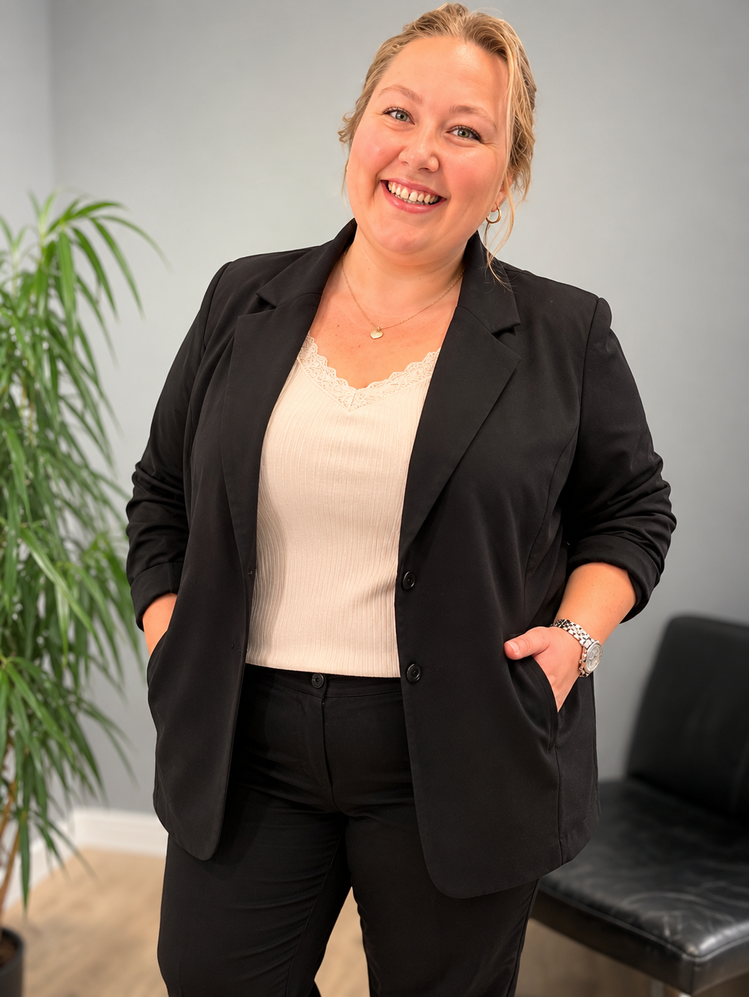 Sina 1 Plus Size blazer i navy med klassisk snit, reverskrave og komfortabel pasform. Vist på kurvet model i størrelse 46/48 stylet med hvid skjorte og jeans.