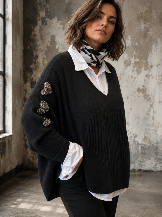 Smart strik med mange flotte detaljer. Denne model har et godt brystmål og er specielt god til plus size pigerne.