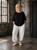Molly bluse, plussize bluse, bluse til store størrelser, damebluse plus size, bluse med elastik hals, plus size mode, feminin bluse, komfortabel bluse, Sigensgaard, tøj til kvinder med former.