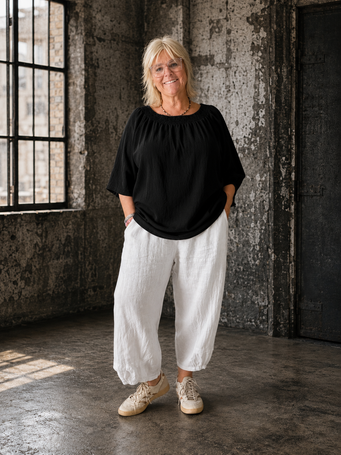 Molly bluse, plussize bluse, bluse til store størrelser, damebluse plus size, bluse med elastik hals, plus size mode, feminin bluse, komfortabel bluse, Sigensgaard, tøj til kvinder med former.