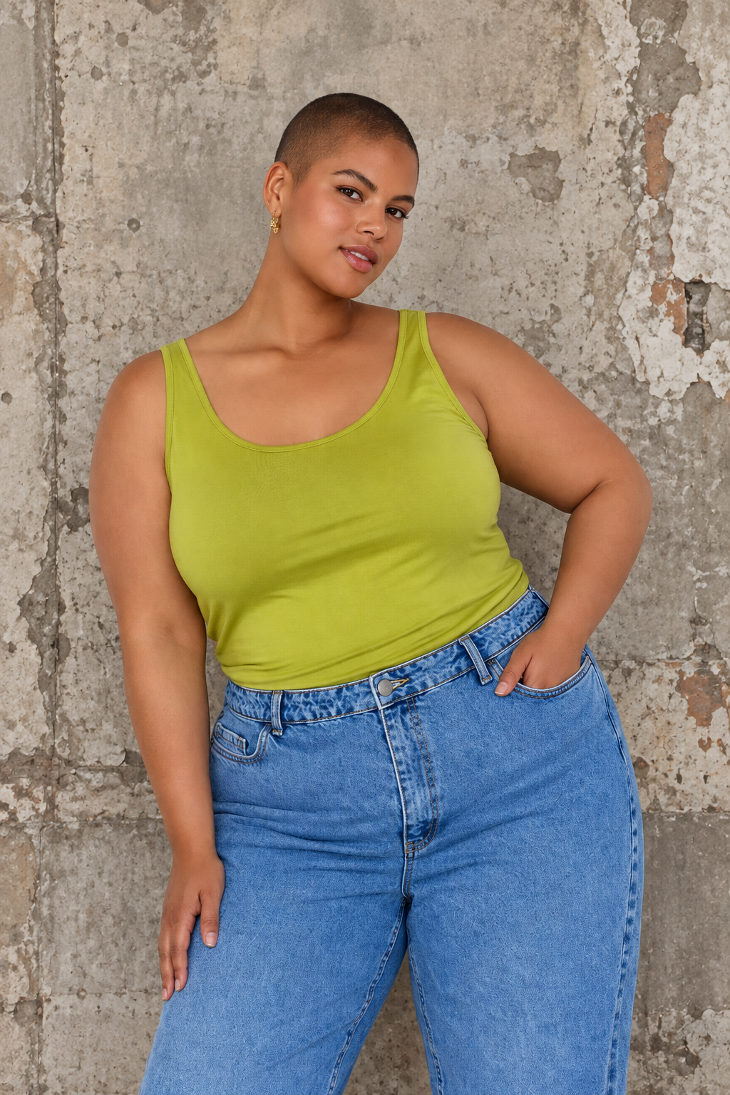 **SEO alt-tekst:**

Stella 6 plussize top fra Wasabi  ærmeløs model med rund hals og tætsiddende pasform, vist på curvy model. Billedet er AI-genereret.
