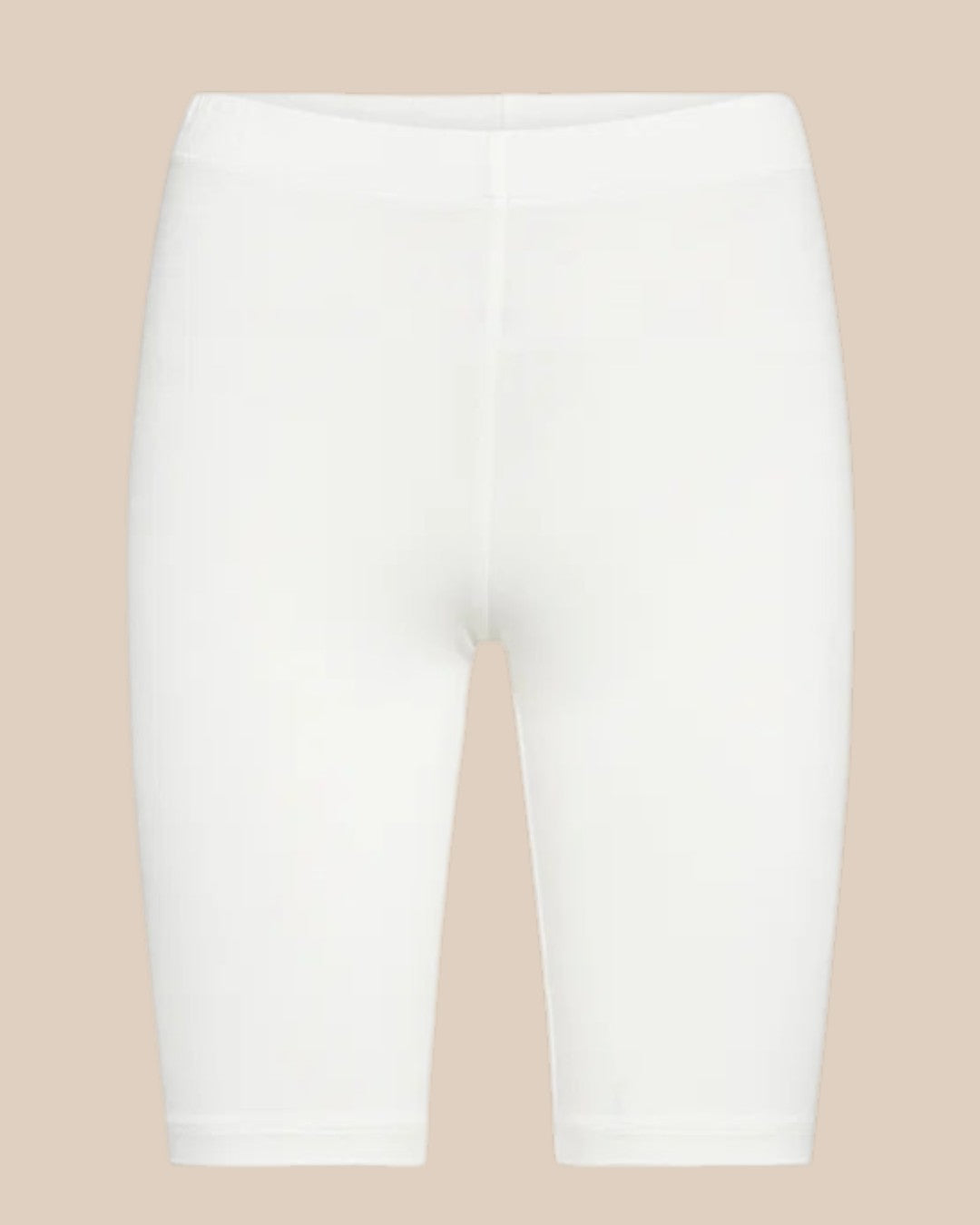 Stella indershorts i plussize er designet til at give dig maksimal komfort hele dagen. De bløde og strækbare shorts sidder behageligt tæt til kroppen uden at stramme, og de er perfekte under kjoler og nederdele, hvor de forebygger gnidning mellem lårene.

Materialet er let, åndbart og fugtabsorberende, hvilket gør dem ideelle både til hverdagsbrug og varmere dage. Den elastiske talje sikrer en god pasform, der bliver siddende, hvor den skal – uden at rulle ned.