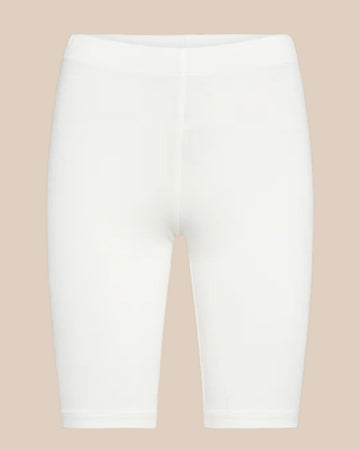 Stella indershorts i plussize er designet til at give dig maksimal komfort hele dagen. De bløde og strækbare shorts sidder behageligt tæt til kroppen uden at stramme, og de er perfekte under kjoler og nederdele, hvor de forebygger gnidning mellem lårene.

Materialet er let, åndbart og fugtabsorberende, hvilket gør dem ideelle både til hverdagsbrug og varmere dage. Den elastiske talje sikrer en god pasform, der bliver siddende, hvor den skal – uden at rulle ned.