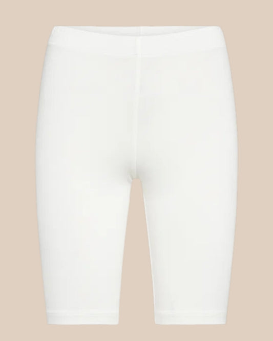 Stella indershorts i plussize er designet til at give dig maksimal komfort hele dagen. De bløde og strækbare shorts sidder behageligt tæt til kroppen uden at stramme, og de er perfekte under kjoler og nederdele, hvor de forebygger gnidning mellem lårene.

Materialet er let, åndbart og fugtabsorberende, hvilket gør dem ideelle både til hverdagsbrug og varmere dage. Den elastiske talje sikrer en god pasform, der bliver siddende, hvor den skal – uden at rulle ned.