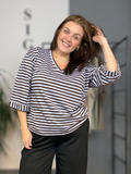 Lækker bomulds t-shirt til plus size kvinder. Den er med v-hals og brede ærmer. 
