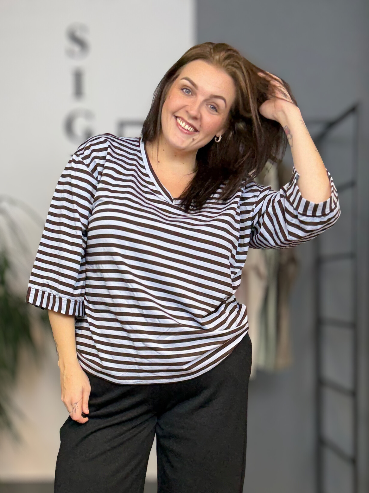 Lækker bomulds t-shirt til plus size kvinder. Den er med v-hals og brede ærmer. 