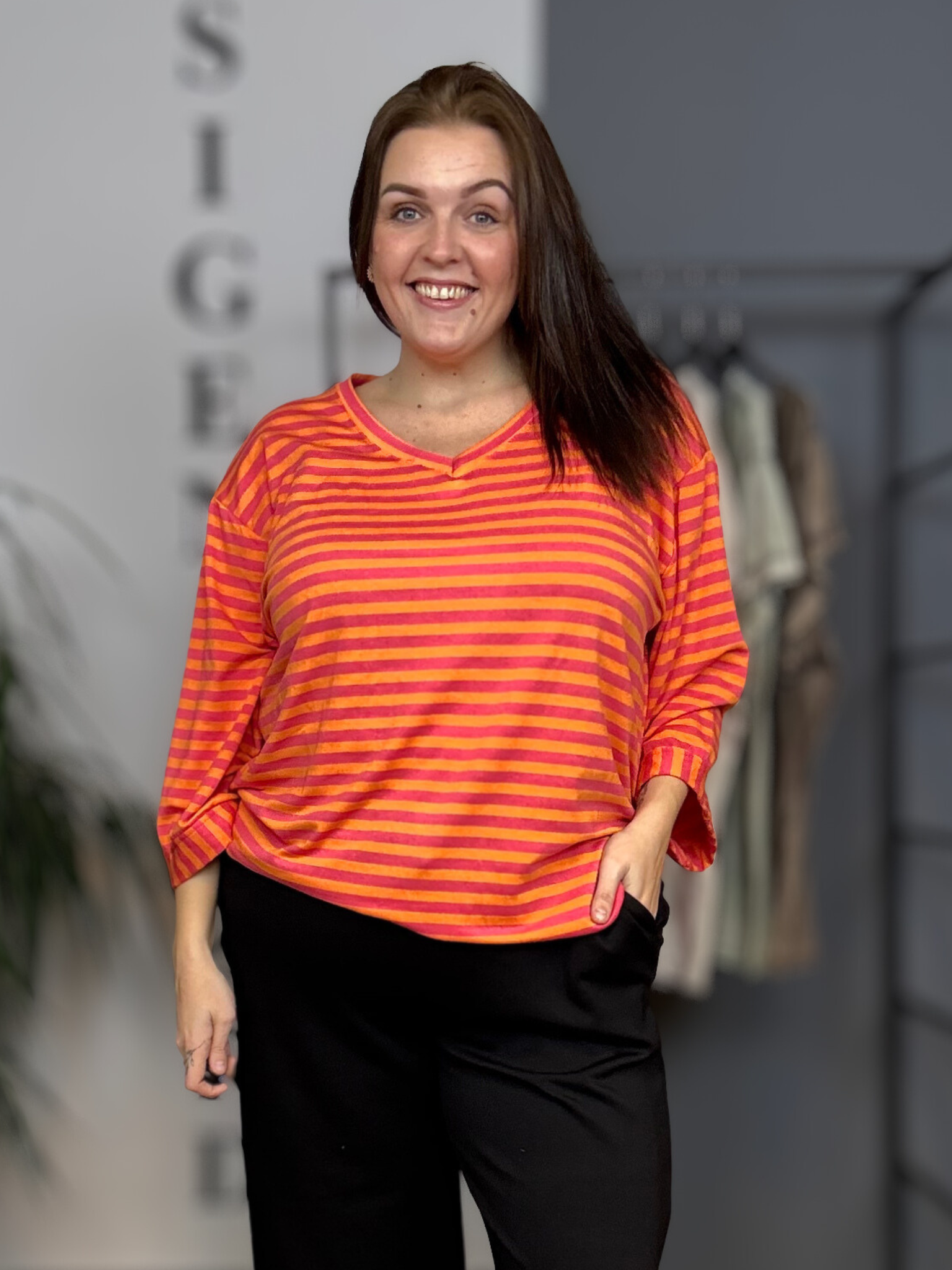 Lækker bomulds t-shirt til plus size kvinder. Den er med v-hals og brede ærmer. 