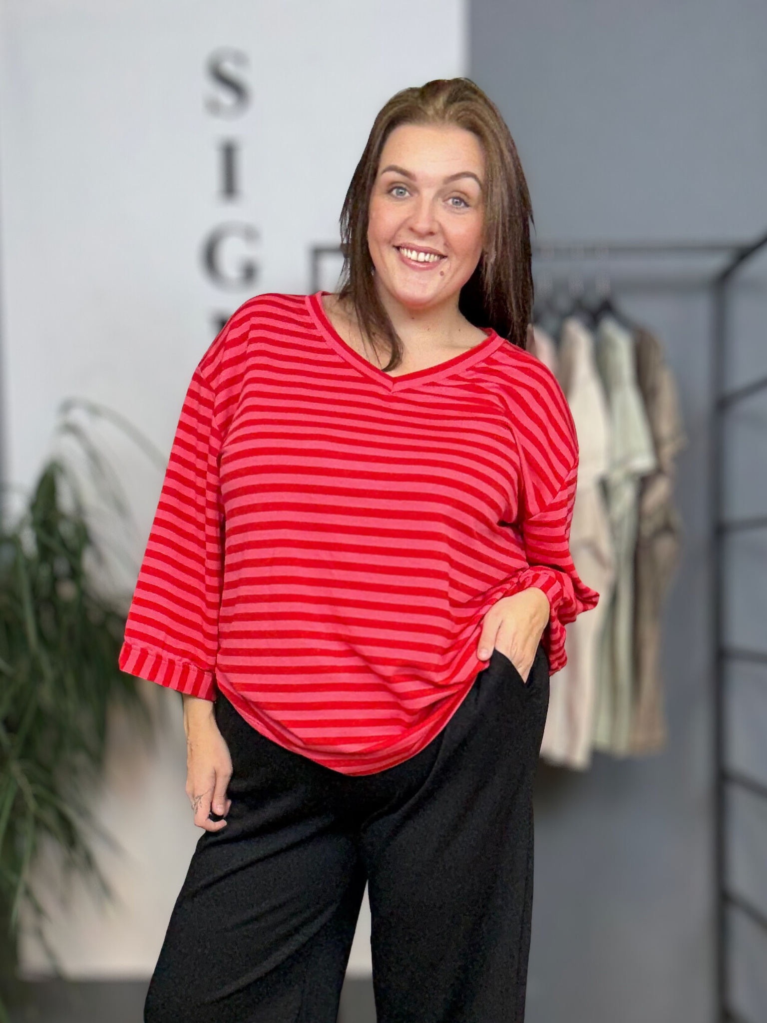 Lækker bomulds t-shirt til plus size kvinder. Den er med v-hals og brede ærmer. 