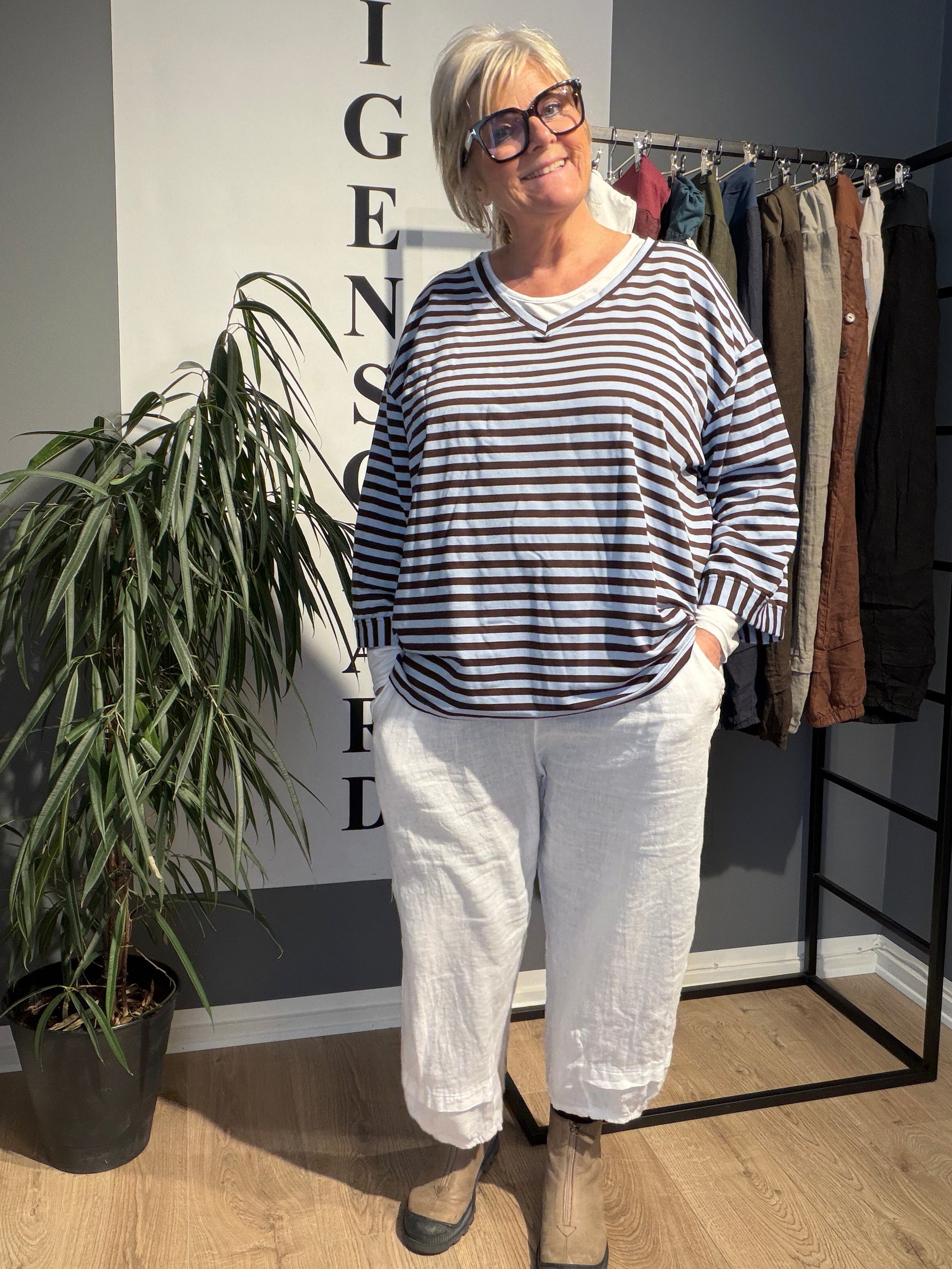 Lækker bomuds t-shirt til plus size kvinder. Den er med v-hals og brede ærmer. 