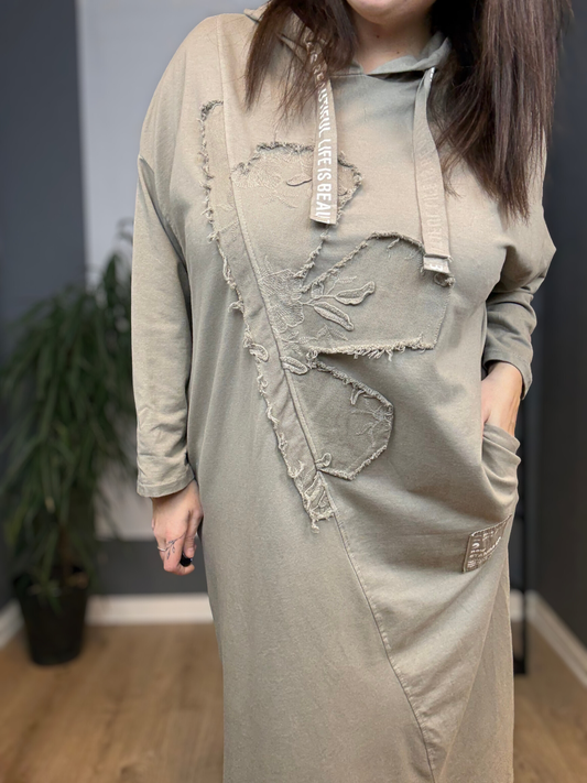 Smart jersey kjole med rå detaljer - den er til dig som bruger mellem en str. 42 og 48. Perfekt til plus pigerne der ønsker en behagelig kjole til hverdag og søndagsafslapning.