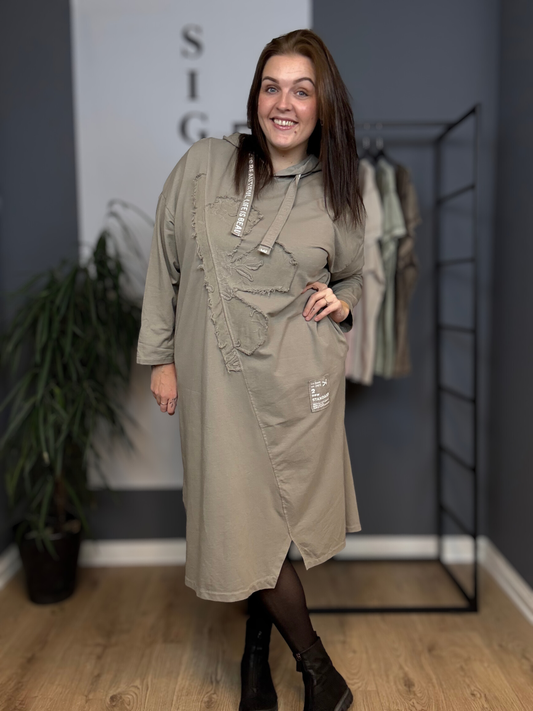 Smart jersey kjole med rå detaljer - den er til dig som bruger mellem en str. 42 og 48. Perfekt til plus pigerne der ønsker en behagelig kjole til hverdag og søndagsafslapning.