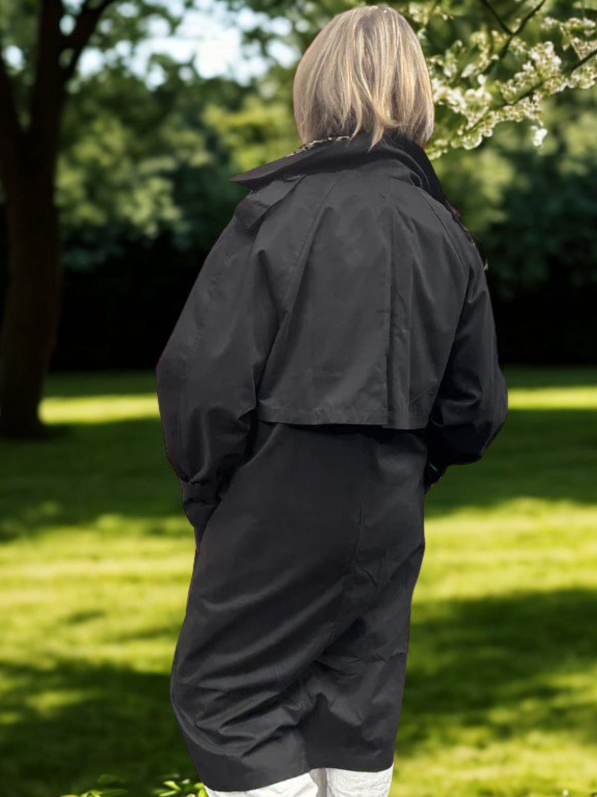 Trenchcoat til plus size kvinden - den har en rigtig god pasform. Perfekt til foråret og sommeren. 