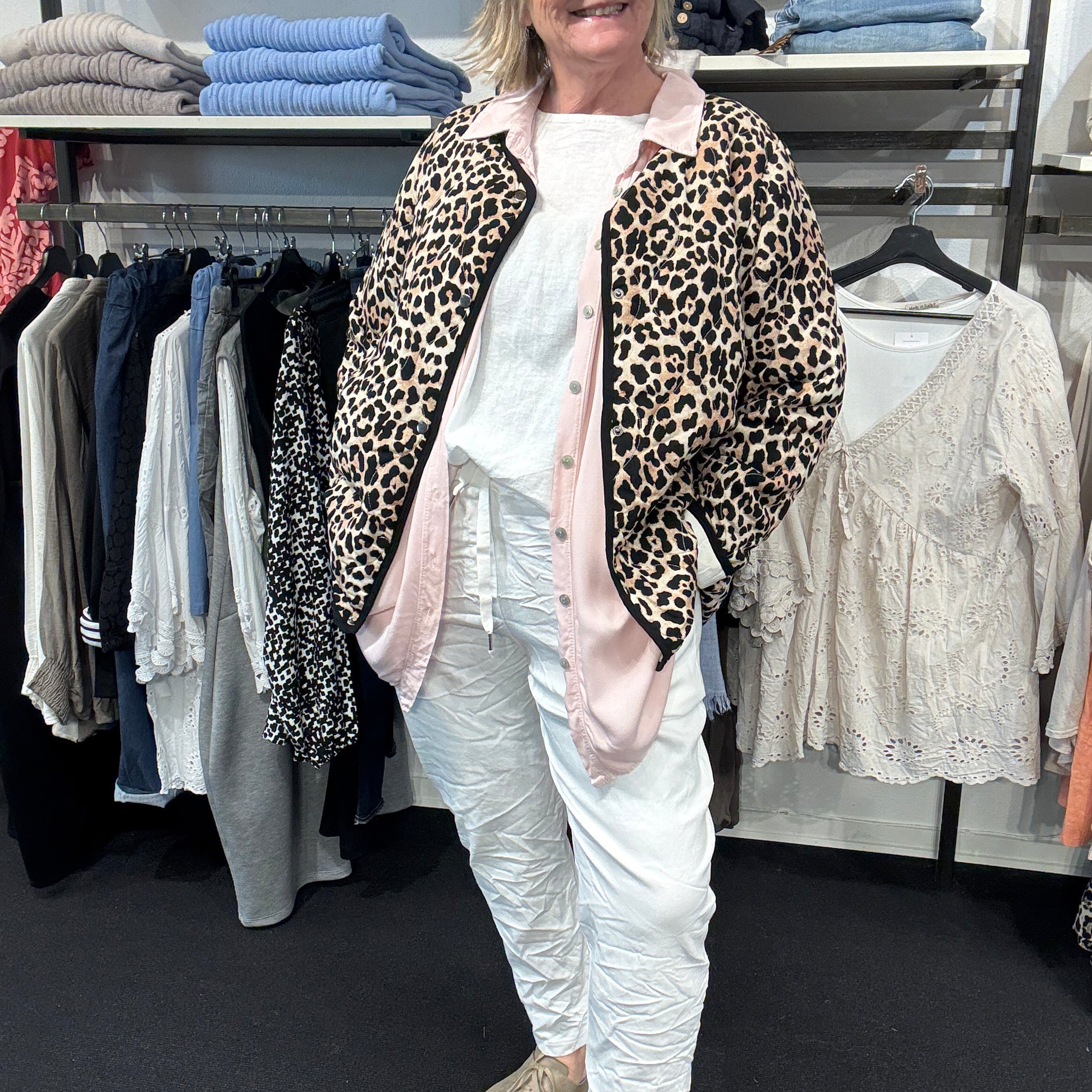 vendela 1 quiltjakke i leopard til pluspigen fåes op til str 58