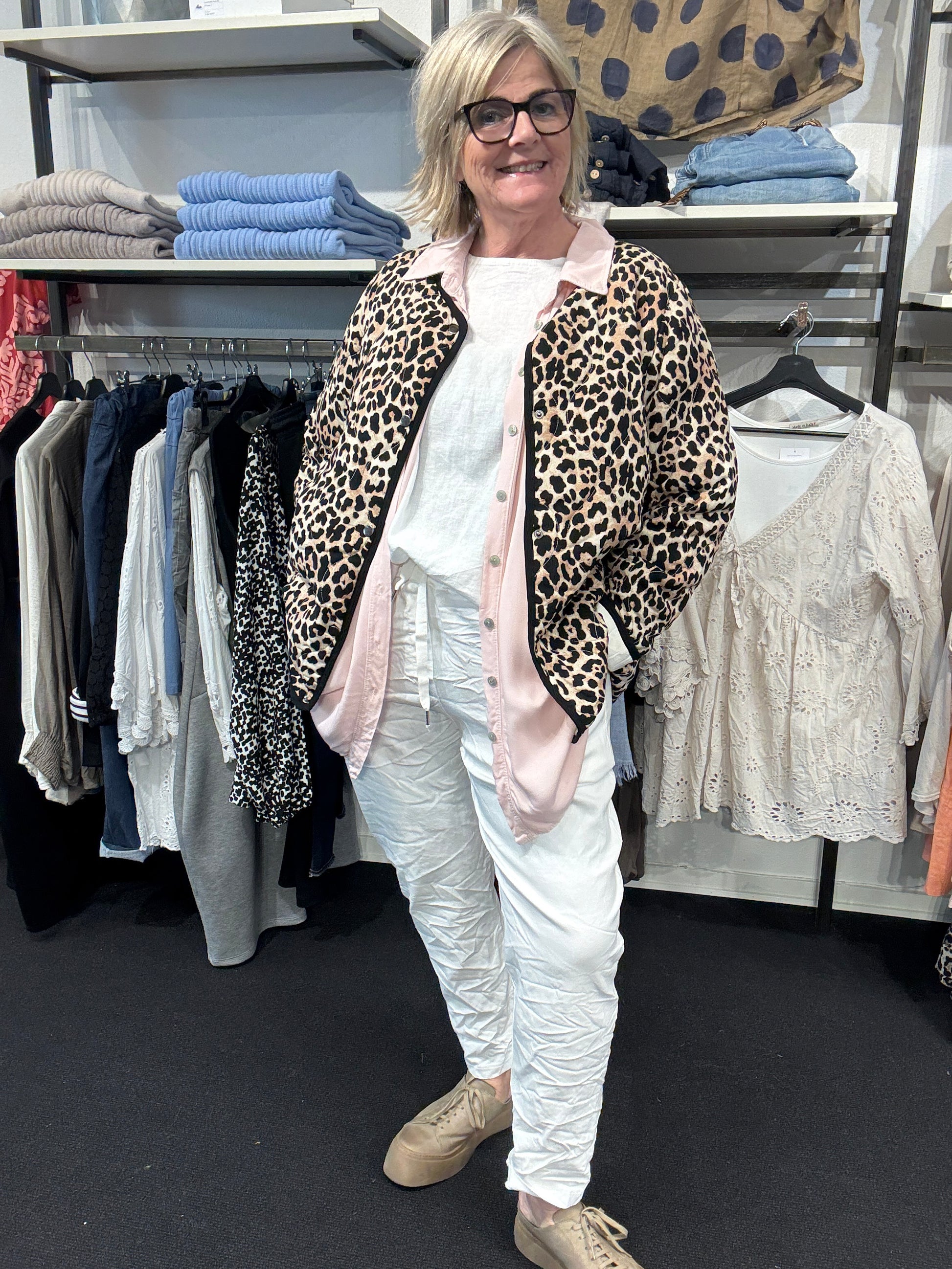 vendela 1 quiltjakke i leopard til pluspigen fåes op til str 58