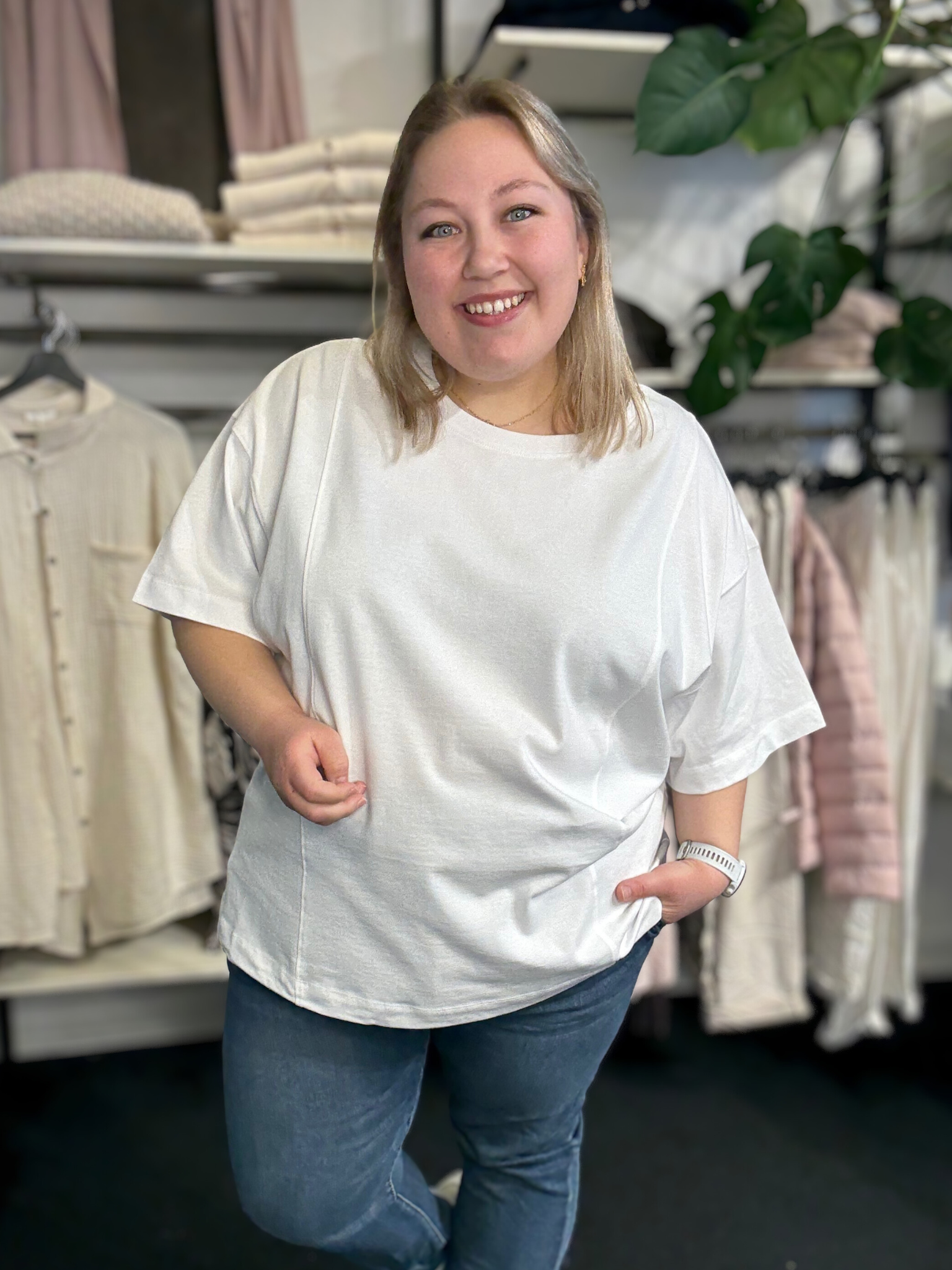 WA-VERONA 8 basic T-shirt i 100% økologisk bomuld med rund hals, afslappet pasform og minimalistiske syningsdetaljer.